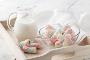 Kahvaltı, tepsi ile fincan kahve ve tatlılar