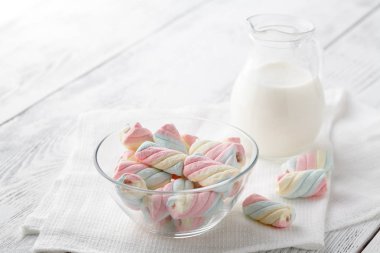 Bir bardak süt ile tabloda Amerikan bükülmüş hatmi yığını