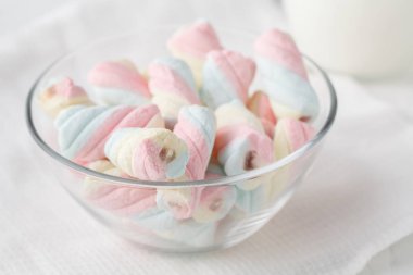 Ahşap arka plan üzerine bir fincan bükülmüş marshmallow.