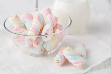 Bir fincan ışık woden tepside bükülmüş hatmi