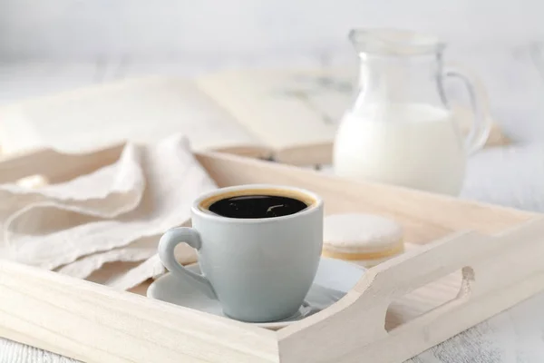 Главная Интерьер с чашкой кофе Книги на столе деревянный поднос — стоковое фото