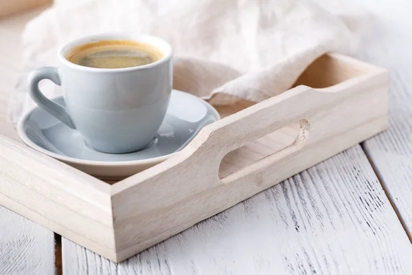 Завтрак, поднос с чашкой кофе и сладости — стоковое фото