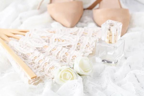Bottiglia di profumo per gli sposi. Bellezza di accessori nuziali — Foto Stock