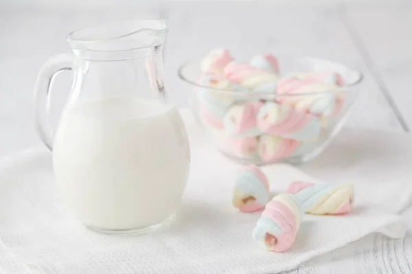 Rakás amerikai csavart marshmallow asztalra pohár tej — Stock Fotó