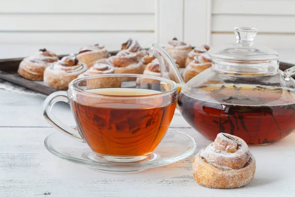 Fincan çay ve küçük elma gül börek şeklinde. Tatlı elma desser