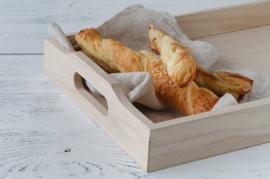 Ev yapımı taze ekmek ve peynir ve susam tohumu..