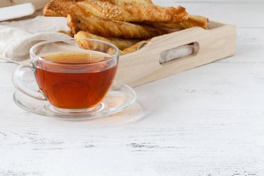 Ev yapımı taze ekmek ve peynir ve susam tohumu..