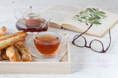 Sopa puf böreği baharat ile tepesinde, fırında pişmiş