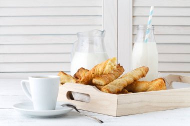 Sopa puf böreği baharat ile tepesinde, fırında pişmiş