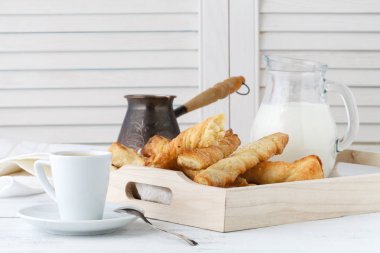 Peynirli Puf böreği ahşap tepsi ile sopa. Lezzetli appetiz