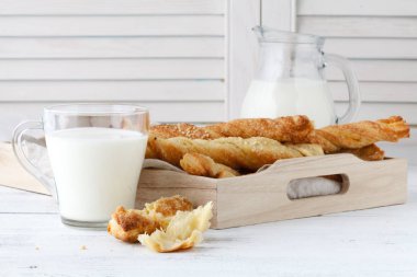 Peynirli Puf böreği ahşap tepsi ile sopa. Lezzetli appetiz