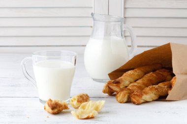 Puf böreği susam süt ile bir kağıt torba ile sopa