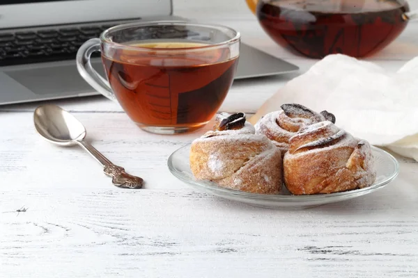 Elma dilim elma dilim üzerinden taze parlak gül serpilir