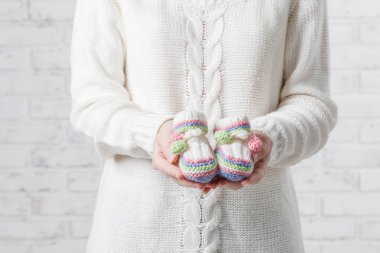 Anne Bebek Patiği tutan bir portresini kapatmak