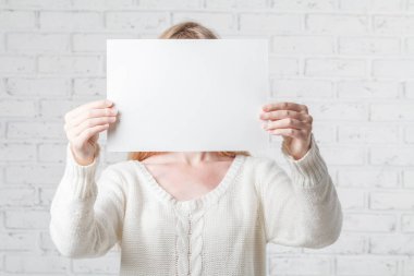 bir yer için senin haberdar etmek ile beyaz bayrak tutan genç kadın