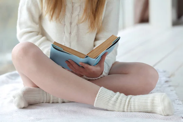 Крупним планом молода жінка читає книгу або щоденник — стокове фото