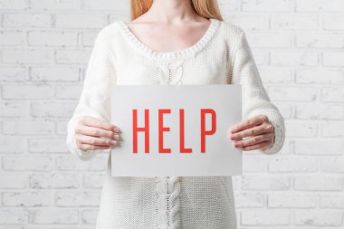 Yardım metniyle kağıt tutan kadın