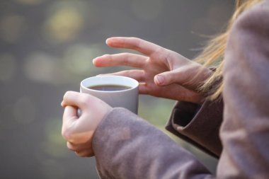 Sonbahar yaprakları patt karşı bir bardak içme kadının yakın çekim