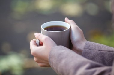 Sonbahar kavramı - sonbahar kadın altında parkta bankta kahve içme 