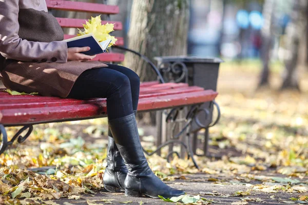 Relax in park. Young pretty woman with book sitting on bench. Au — Stock Photo, Image