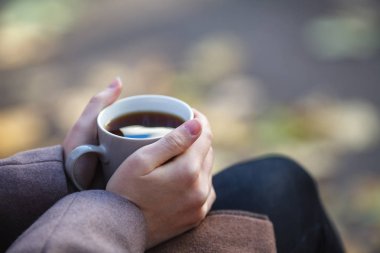 Sonbahar kavramı - sonbahar kadın altında parkta bankta kahve içme 