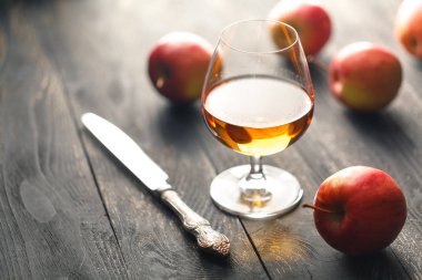 Siyah arka planda bir bardak brendi.