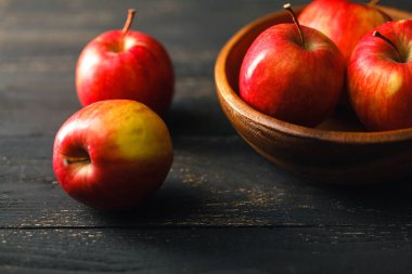kase ahşap tahta üzerinde organik sağlıklı elma. Sağlıklı gıda