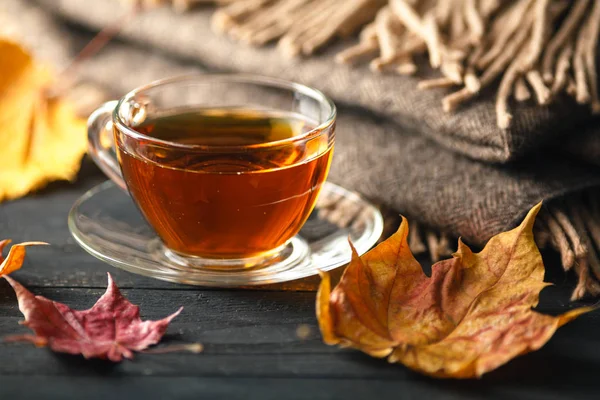 Herbst, Herbstlaub, heiße Tasse Kaffee und ein warmer Schal auf Holz — Stockfoto