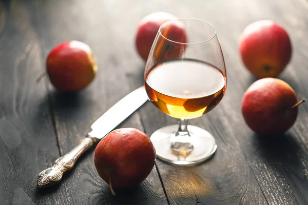 Ουίσκι και τα μήλα στο σκοτεινό ξύλινο τραπέζι — Φωτογραφία Αρχείου