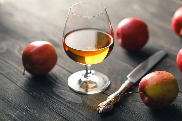 Copa de brandy en la mesa de madera — Foto de Stock