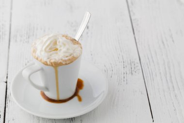 Şanti süt ve karamelli dondurma rustik ahşap masa, seçici odak üzerinde uzun bardaklarda buzlu kahve