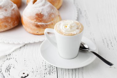 cappuccino ve kruvasan kahvaltı