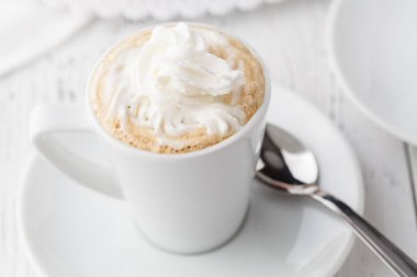 Şanti süt ve karamelli dondurma rustik ahşap masa, seçici odak üzerinde uzun bardaklarda buzlu kahve