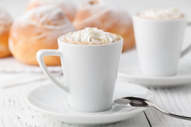 bir fincan çay ya da kahve içmek için bir afterno ile choux krem bir yemek