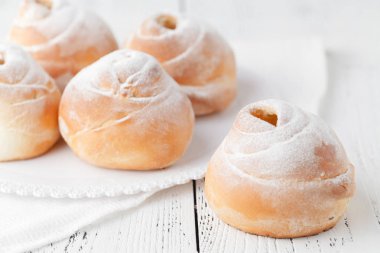 Kahve fincanı beyaz karanlık retro arka plan, seçici odak üzerinde ay çöreği. Kahvaltı konsepti