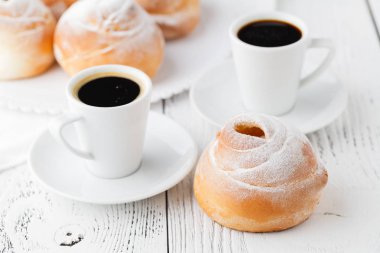 Vanilyalı krema ve krem şanti ile krem puf