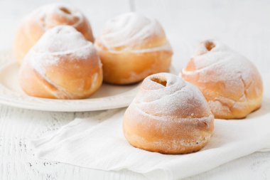 Baharatlı taze tarçınlı çörekler.