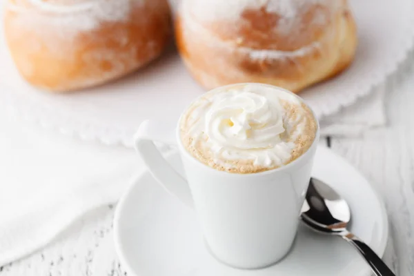 Frühstück mit Cappuccino und Croissant — Stockfoto