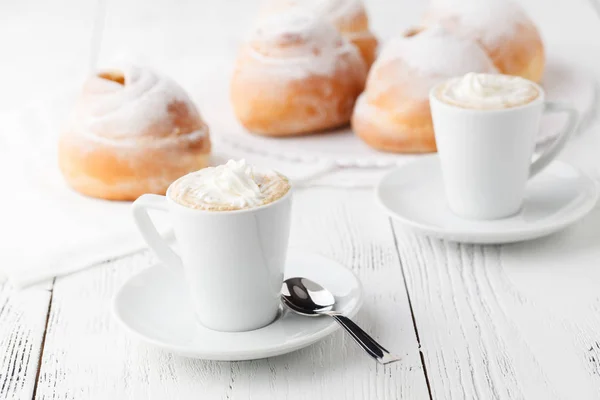 Windbeutel mit Vanillepudding und Schlagsahne — Stockfoto