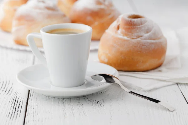 Kaffeetasse und Kekse mit freiem Platz — Stockfoto