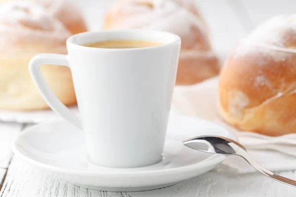 Kávé és croissant-t és a fánk. Croissant és fánk. Közelről. Sült étel. Édes reggeli — Stock Fotó