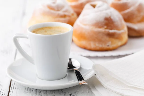 Kaffeetasse und Kekse mit freiem Platz — Stockfoto