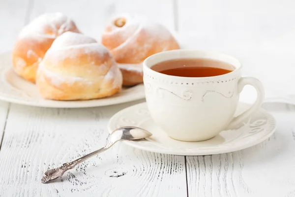 Tasse Tee und kleine Apfelrosen förmigen Kuchen. süßer Apfelkuchen — Stockfoto