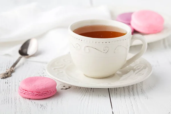 Taza de té y macarrones sobre fondo pastel vintage — Foto de Stock