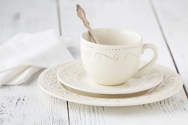 Пустая чашка кофе на деревянном столе — стоковое фото