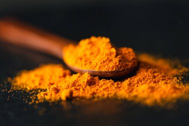 İçinde karanlık bir arka plan, seçici odak, bir kaşık safran makro çekim, sığ derinlik-in tarla