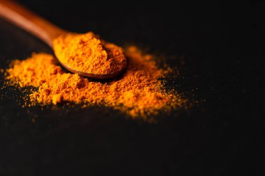 Masada tahta kaşık içinde baharatlar