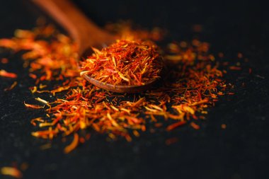 Masada tahta kaşık içinde baharatlar