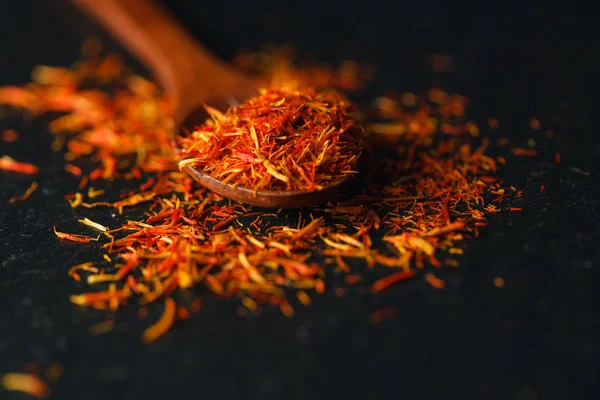 Masada tahta kaşık içinde baharatlar