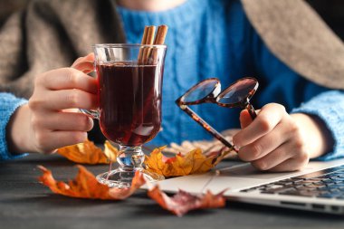 Sıcak mulled şarap kadın elinde fincan